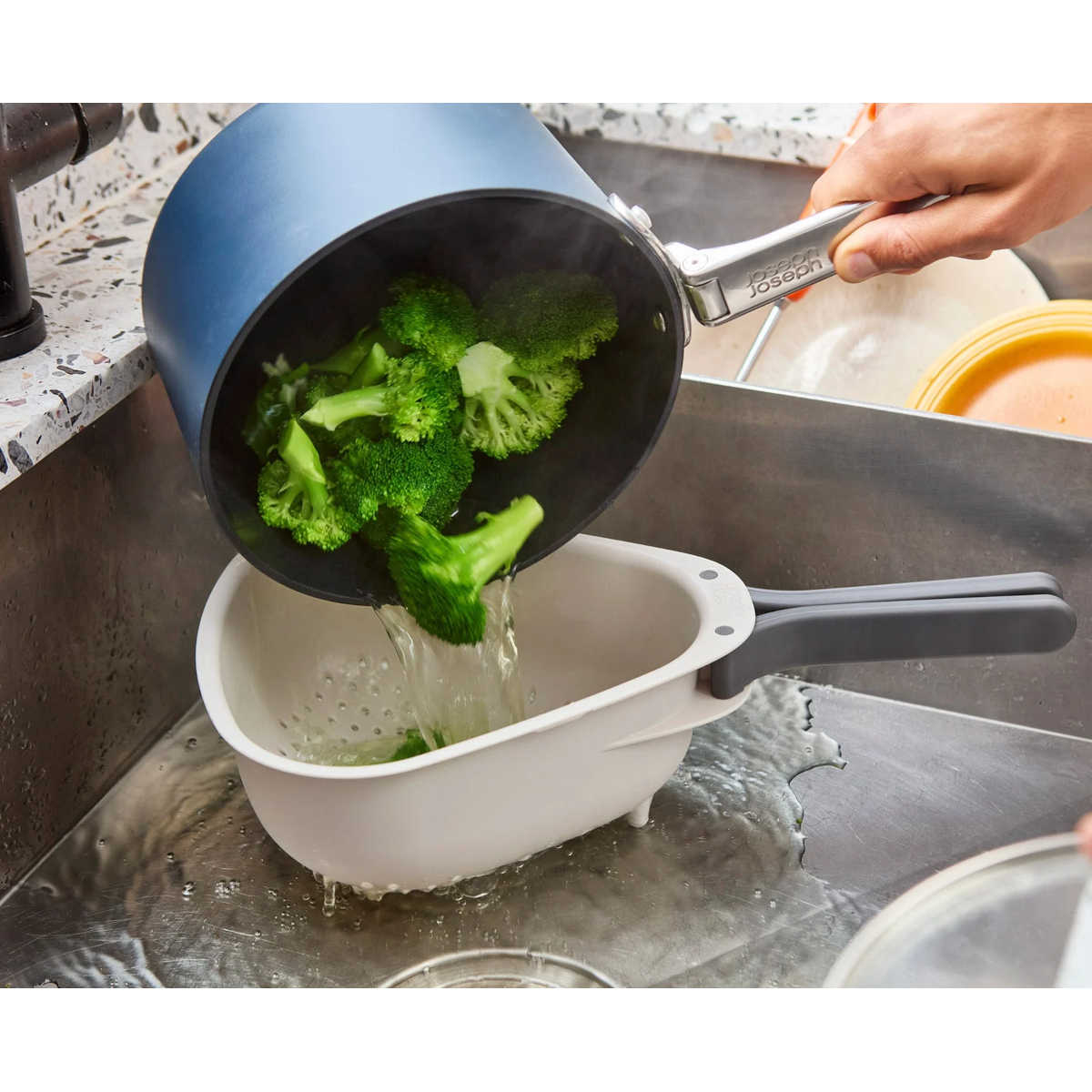 Joseph Joseph Droplet Colander with Folding Handle White