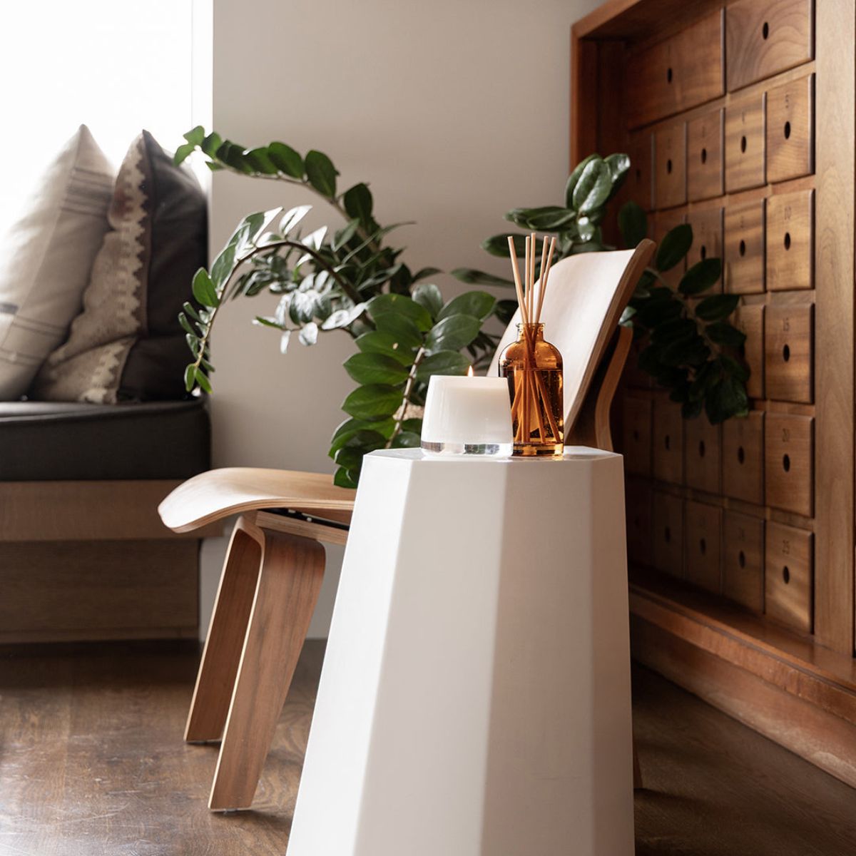 The Aromatherapy Co. Soothe Peony & Petitgrain Diffuser 250ml | Minimax - in a living room