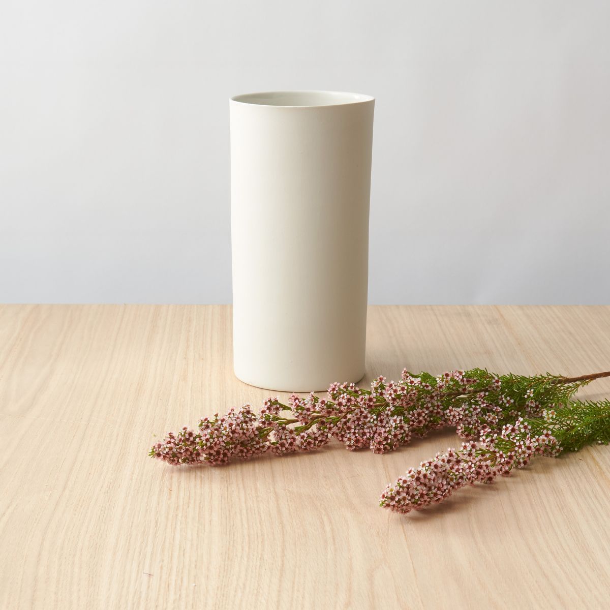 Mud Australia Vase Round Milk Large 27x14cm | Minimax - with pink flowers