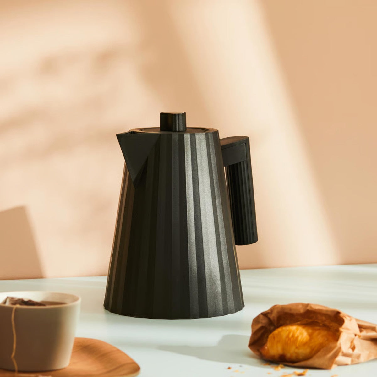 Alessi Plissé Electric Kettle Black 1L | Minimax