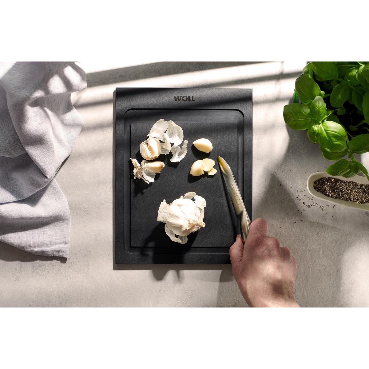 Woll Cut & Serve Board Black 25x19cm | Minimax - with garlic