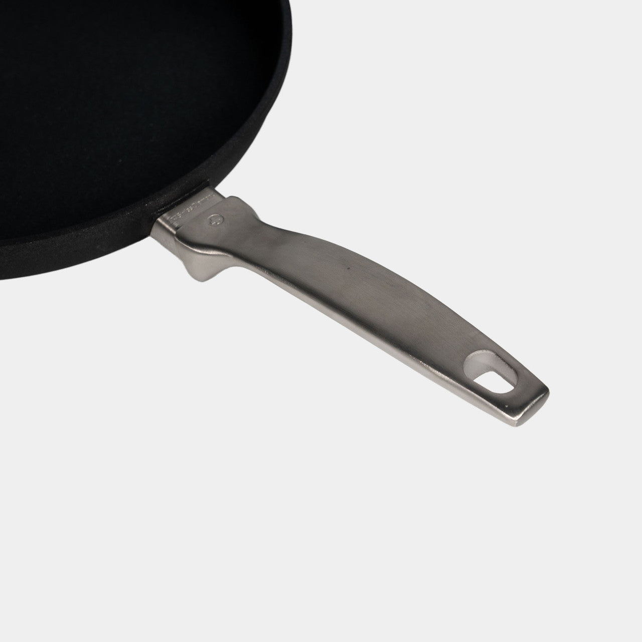 Swiss Diamond CXD Induction Frypan 28cm | Minimax - handle focus