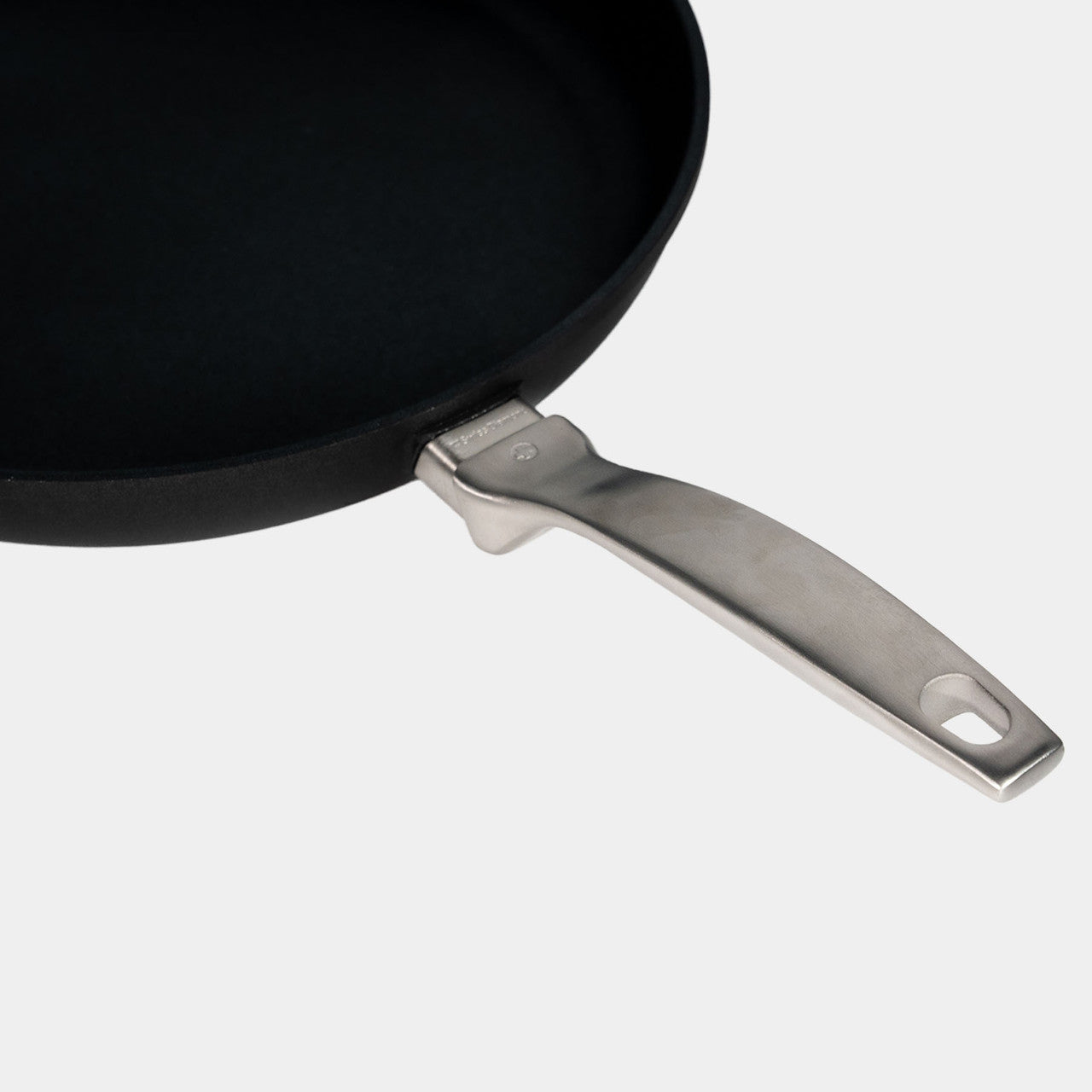 Swiss Diamond CXD Induction Frypan 32cm | Minimax - handle focus