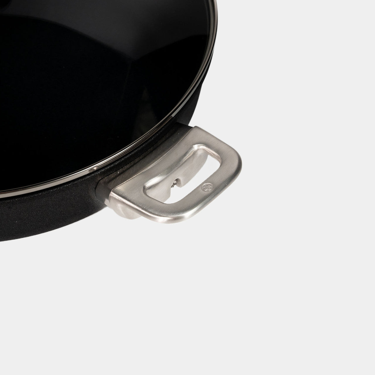 Swiss Diamond CXD Induction Sautuese with Lid 32cm | Minimax - handle focus