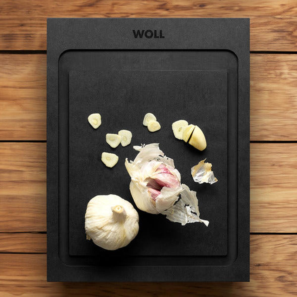 Woll Cut & Serve Board Black 25x19cm | Minimax - with garlic