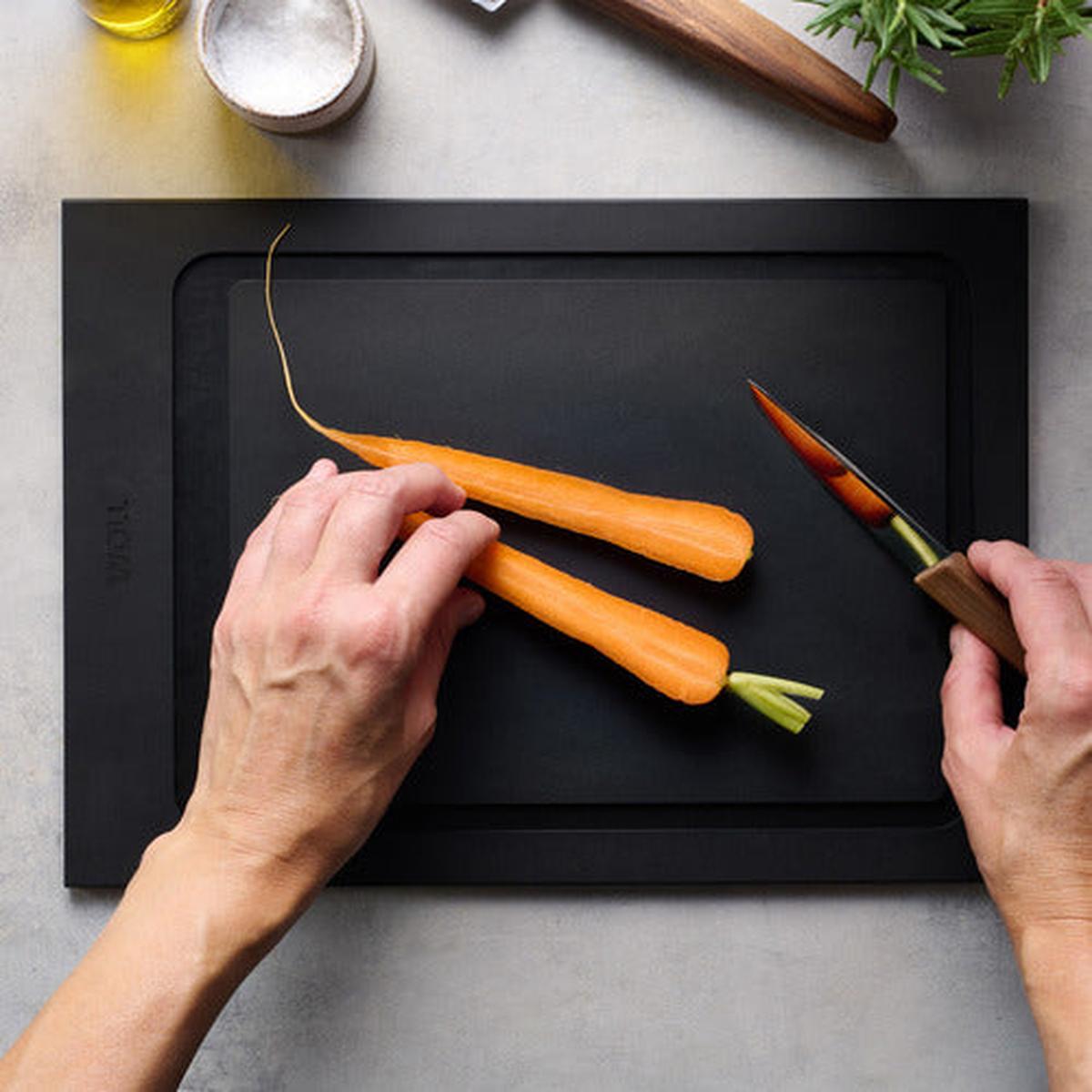 Woll Cut & Serve Board Black 30x22cm | Minimax - with carrots