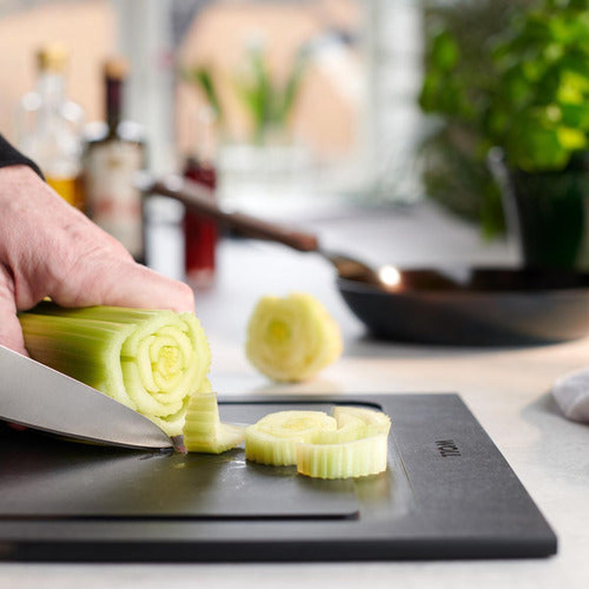 Woll Cut & Serve Board Black 25x19cm | Minimax