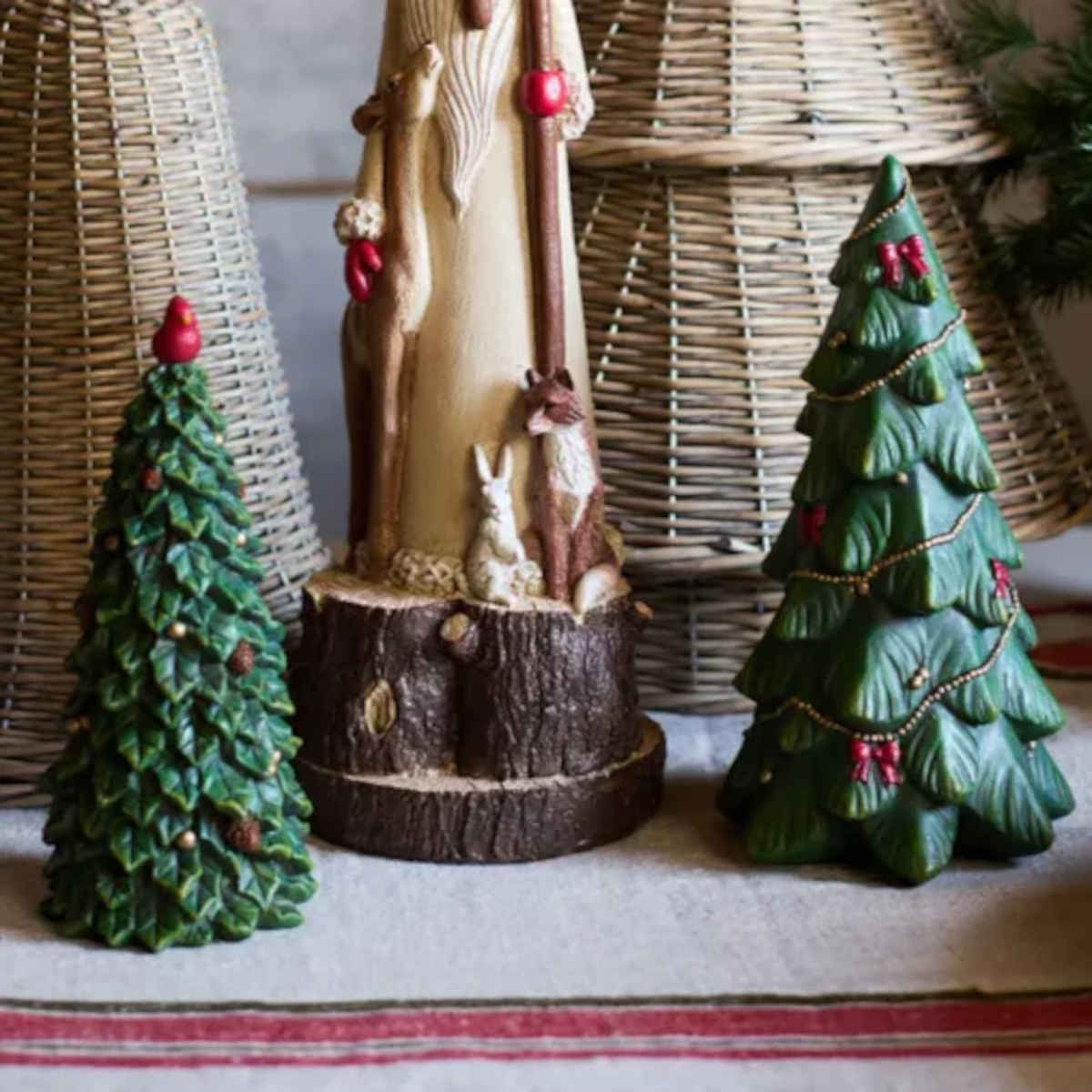 French Country Resin Tree 19cm – Christmas ornament with red bird and woodland look