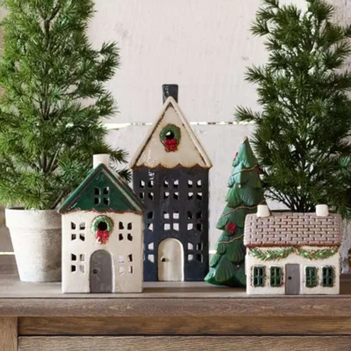 French Country Tea Light House with Wreath Green Tall 13x9x30cm | Minimax