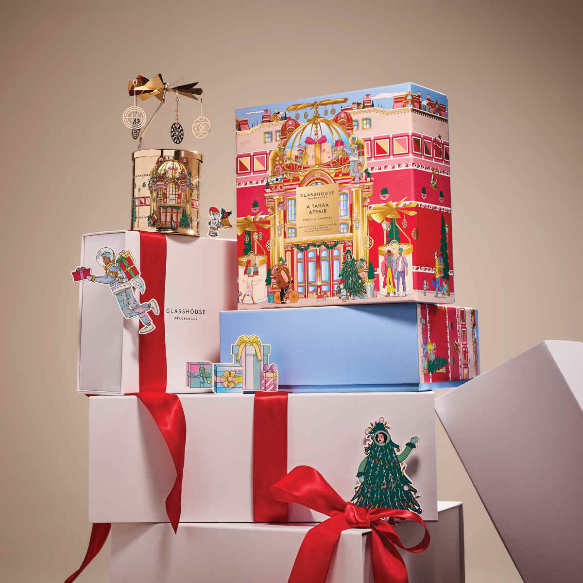 Glasshouse Fragrances A Tahaa Affair Vanilla Caramel Candle 380g – festive candle in gold jar with vanilla caramel scent and carousel lid