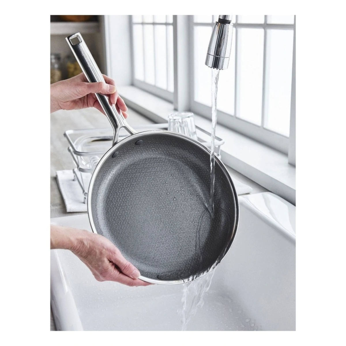 Greenpan Apex Frypan Set 24cm & 28cm, angled view of two frypans with nonstick interior and ergonomic handles
