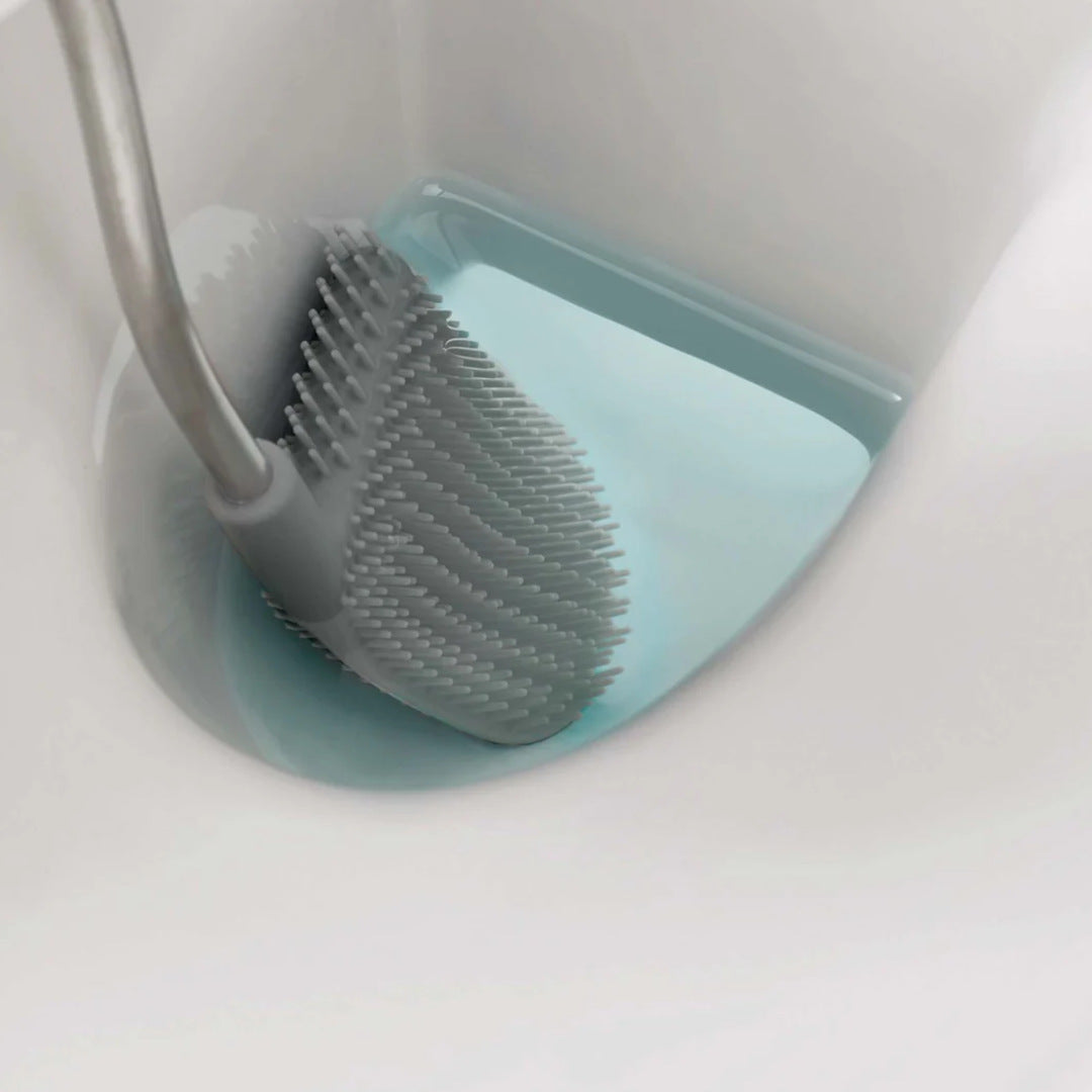 Durable bristles effectively scrub while reducing splash-back