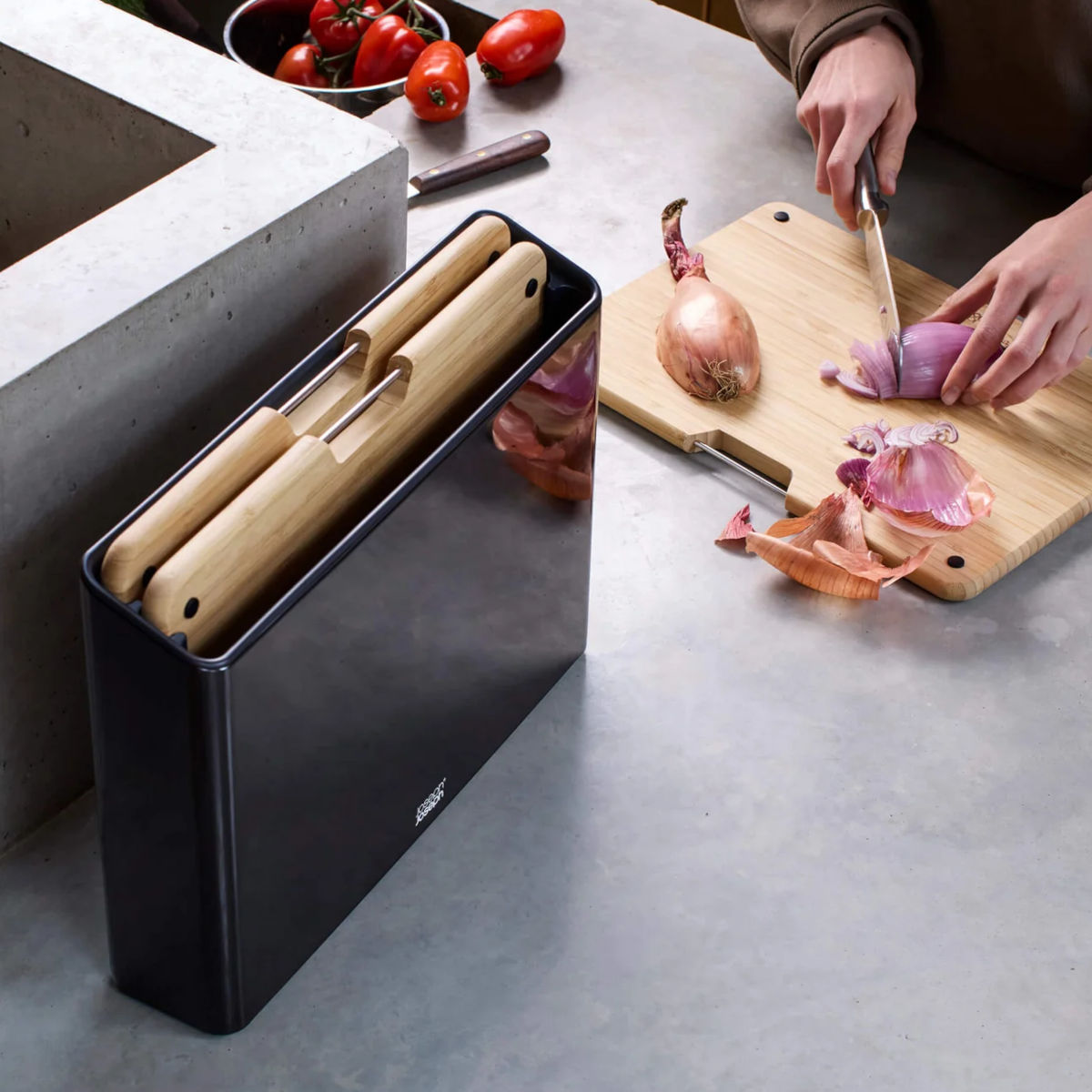 Joseph Joseph Folio Steel Bamboo Board Set Black – front view in stand