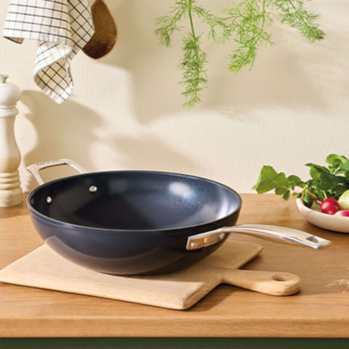 Le Creuset Essential Non Stick Ceramic Stir Frying Pan 30cm | Minimax