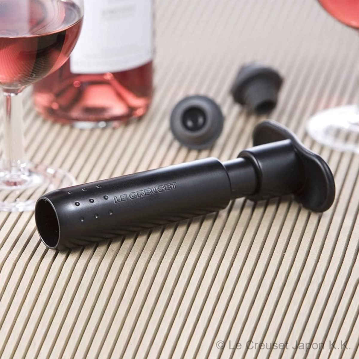 Le Creuset Wine Pump with Stoppers Black | Minimax
