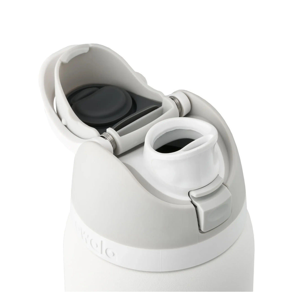 Wide opening for easy cleaning and adding ice
