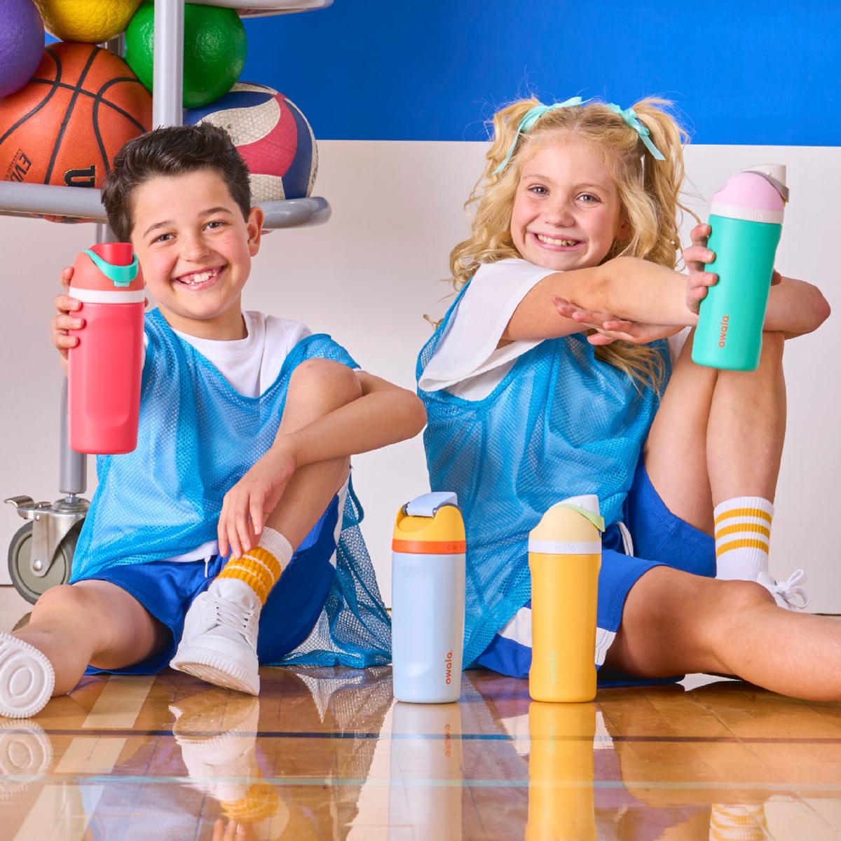 Owala FreeSip Kids Water Bottle Fireball 475ml | Minimax - with two kids