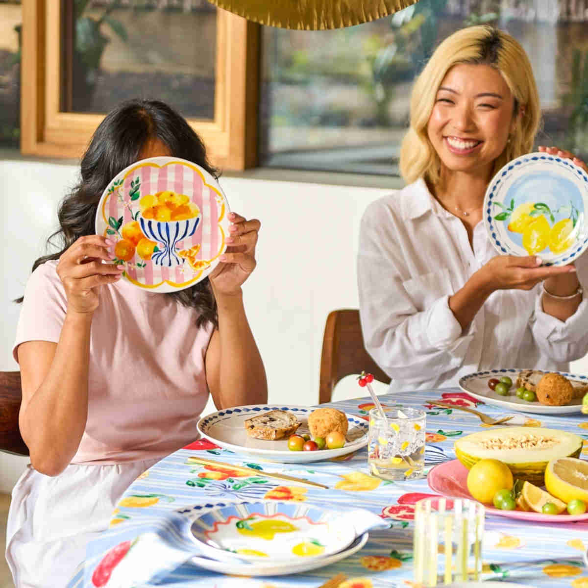 Porto Positano Woman Holding a Side Plate with Lemon Design 20cm | Minimax