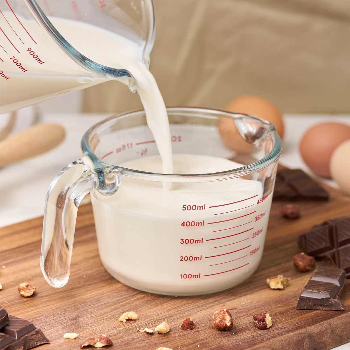Pyrolux Measuring Jug 1L – pouring milk into smaller jug with chocolate pieces