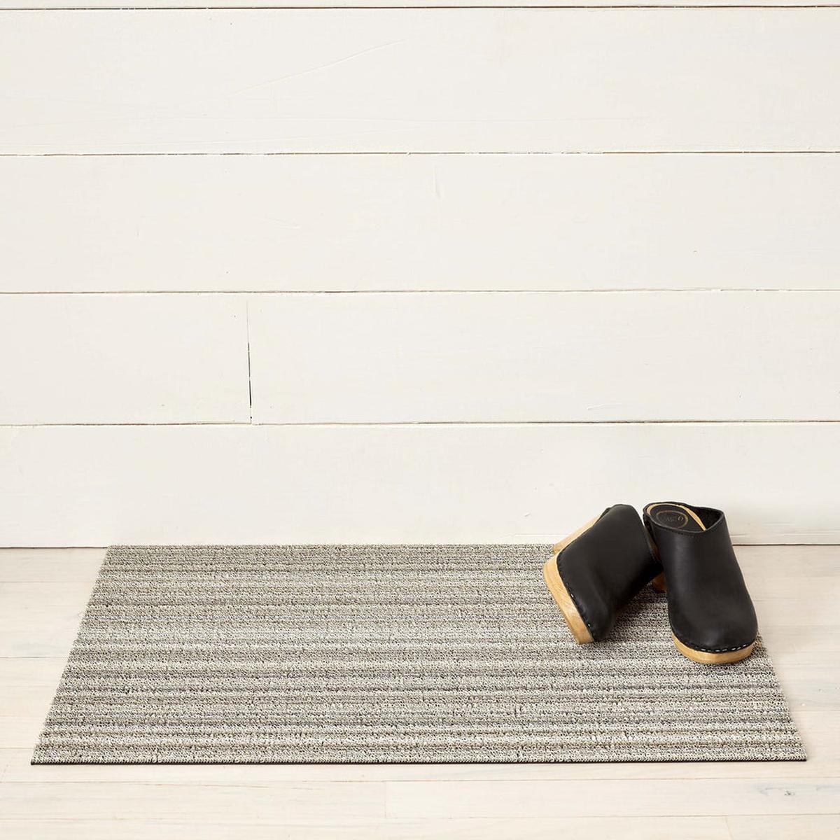 Chilewich Utility Mat Skinny Stripe Birch 61x91cm | Minimax - with a black boots