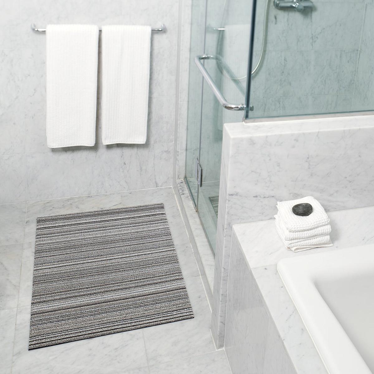 Chilewich Utility Mat Skinny Stripe Birch 61x91cm | Minimax - put in a bathroom