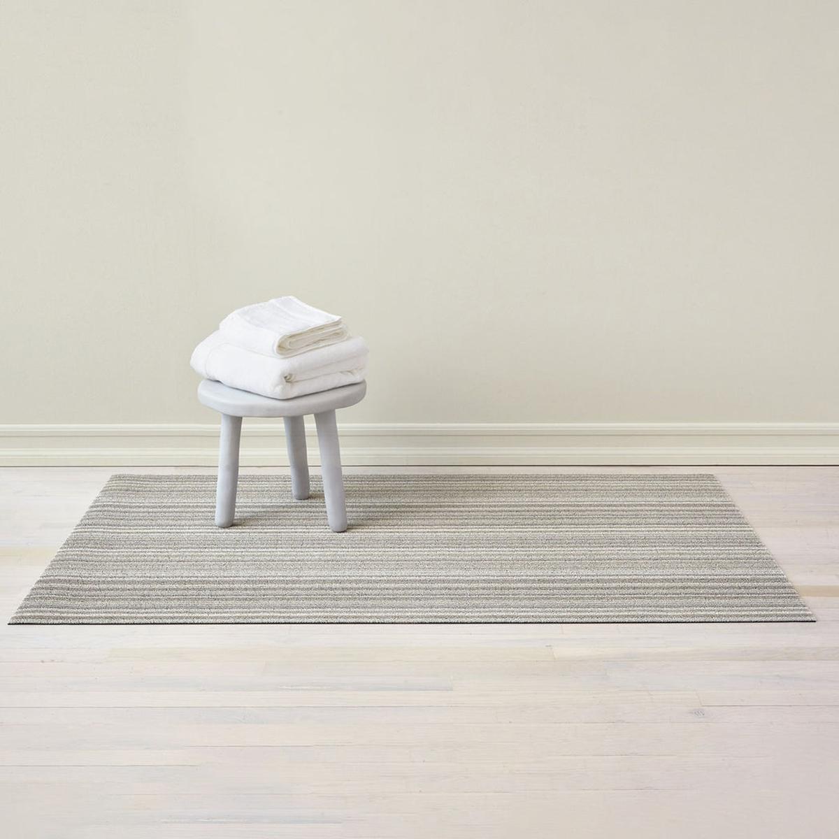 Chilewich Utility Mat Skinny Stripe Birch 61x91cm | Minimax - with a white stool