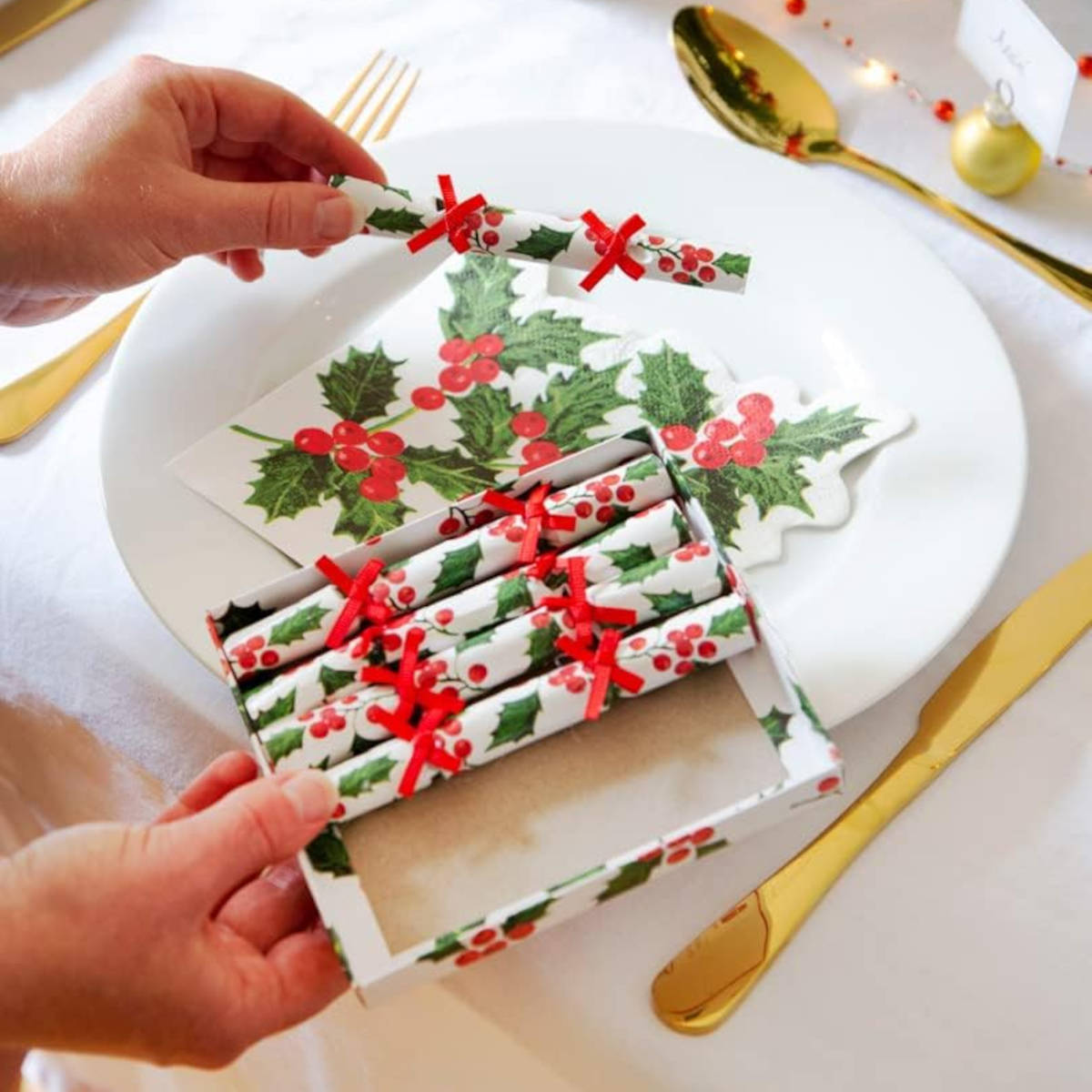 Talking Tables Botanical Holly Mini Saucer Crackers 12.5cm (Set of 8) | Minimax