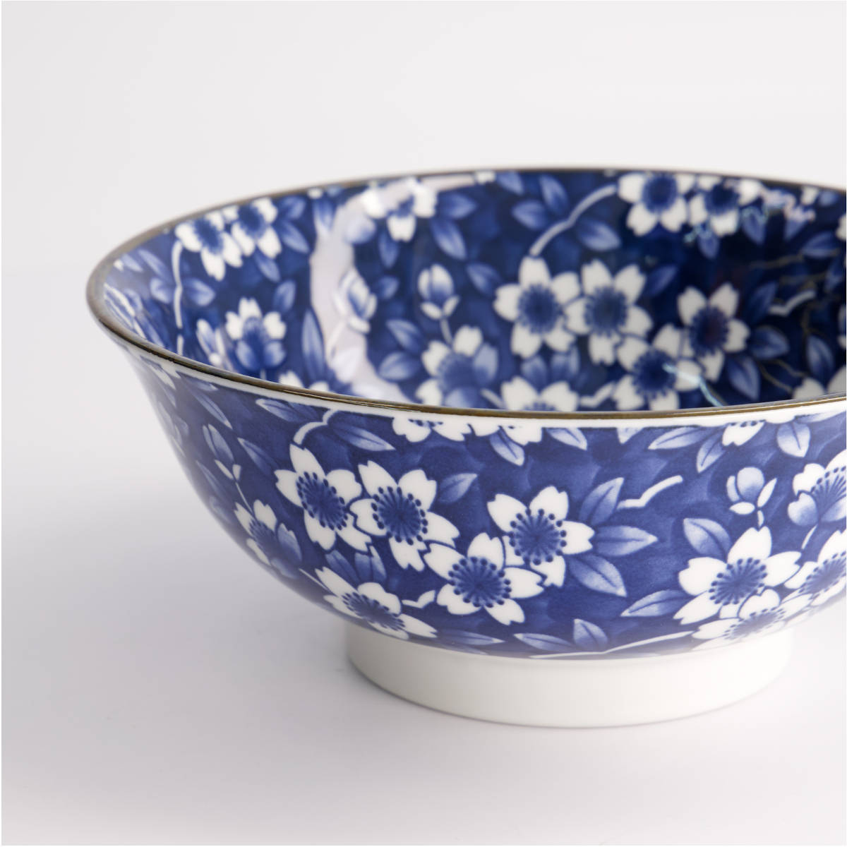 Tokyo Design Tokyo Blue Sakura Bowl Blue 21cm – close-up side detail of cherry blossom design