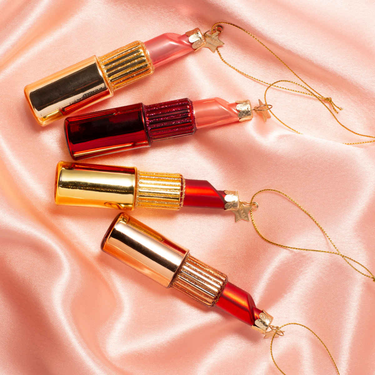 Vondels Glass Lipstick Red 11cm – chic red lipstick ornament in glossy gold casing