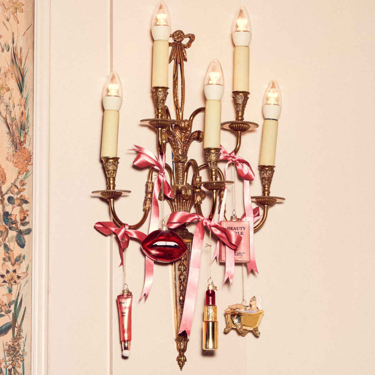 Vondels Glass Woman in Bath Ornament 6cm – luxury gold bath scene decoration