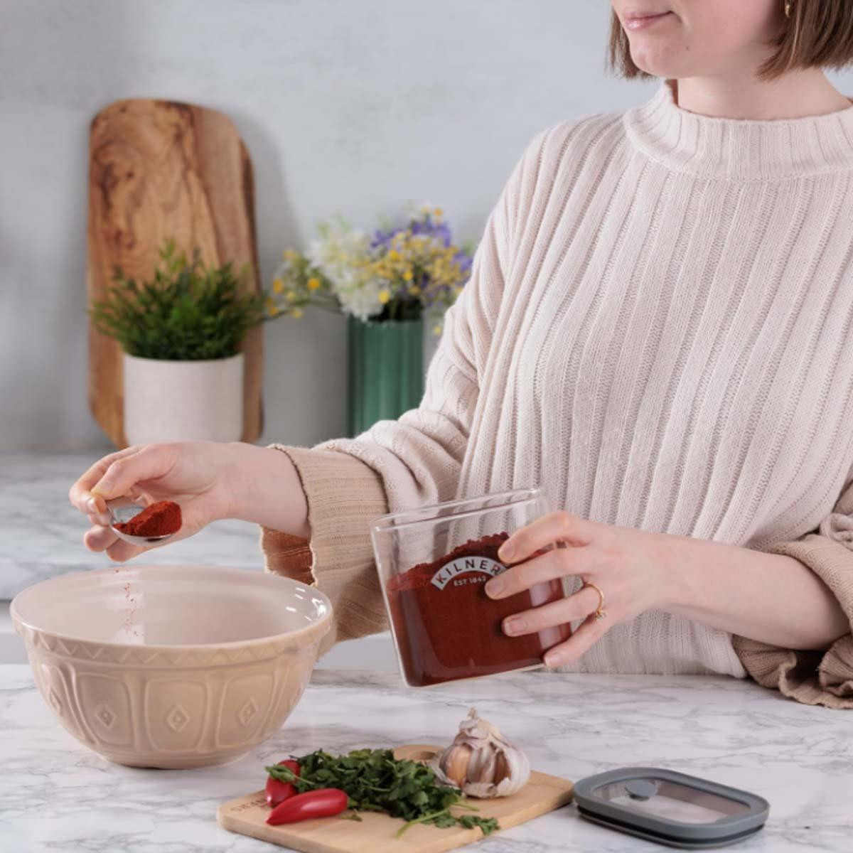 Kilner Fresh Storage Spice Jar with Spoon 12 x 12 x 8cm (700ml) | Minimax