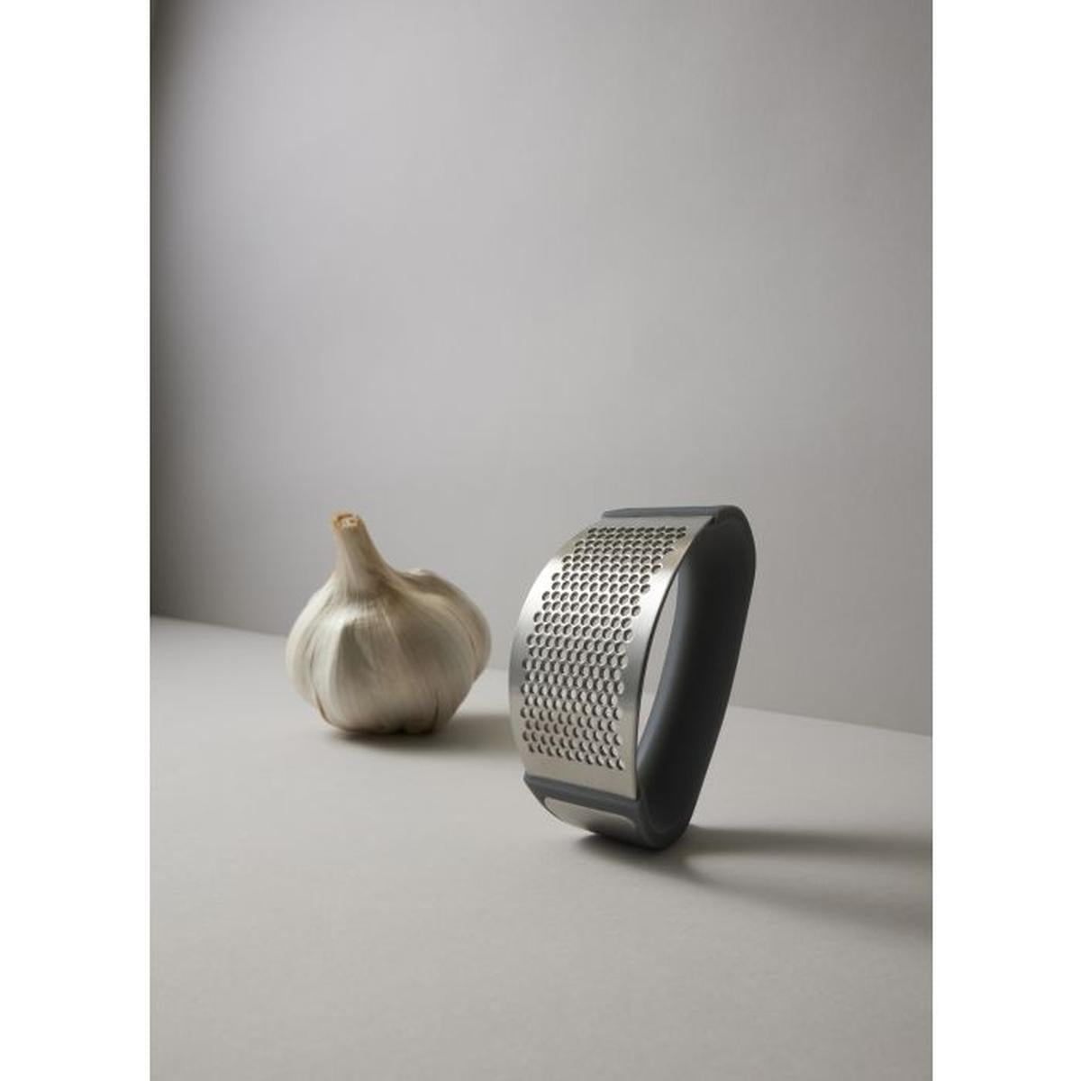 SVNA Garlic Crusher Charcoal 10.7x7.6x5.1cm | Minimax - with a garlic