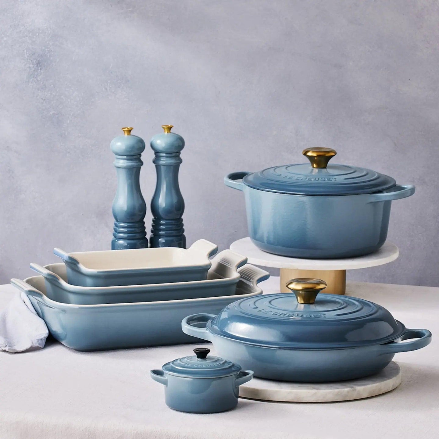 Le Creuset Signature Cast Iron Round Casserole Chambray 28cm (6.7L) | Minimax