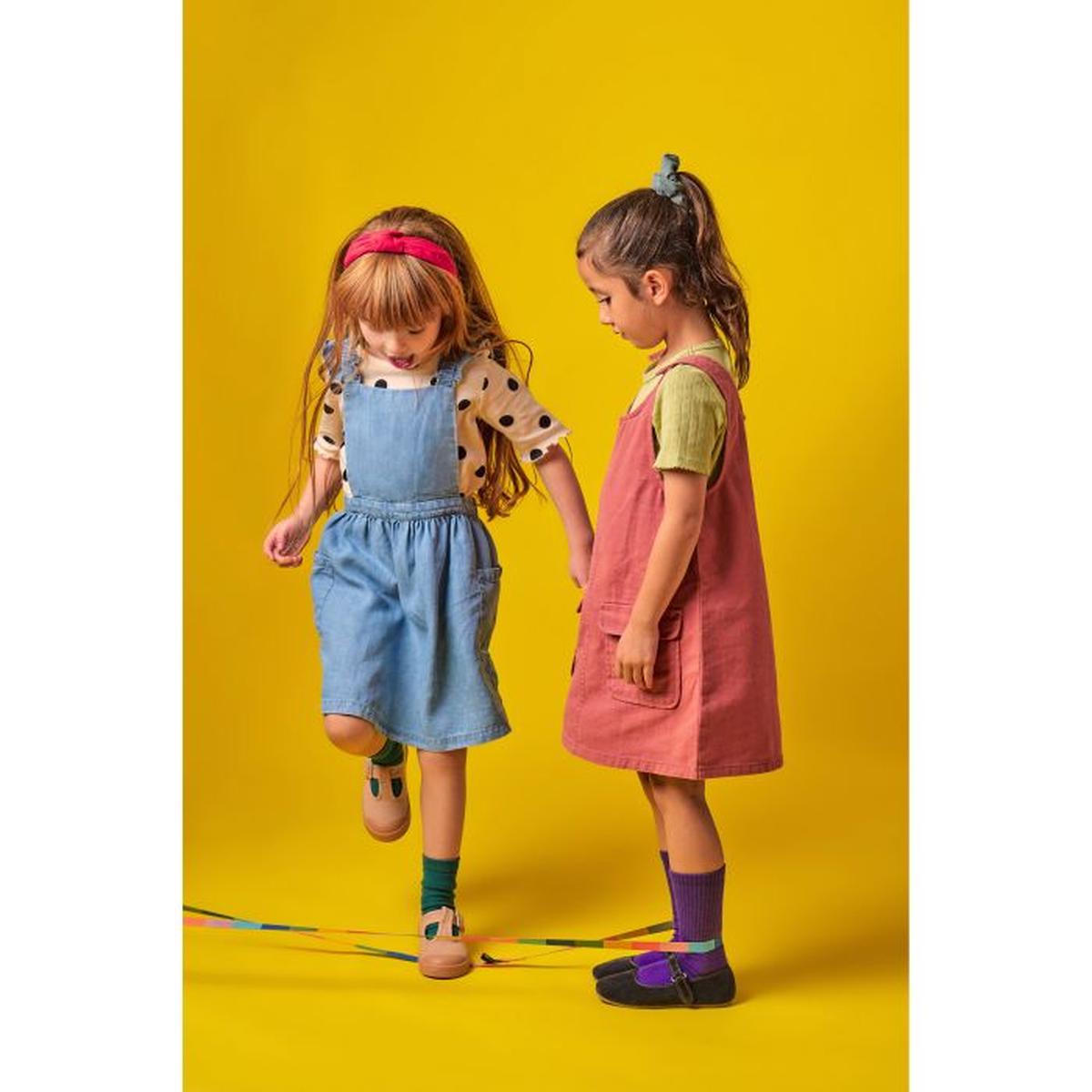 Kikkerland Kidoki Frog Jumpsies! French Skipping - with two girls playing | Minimax