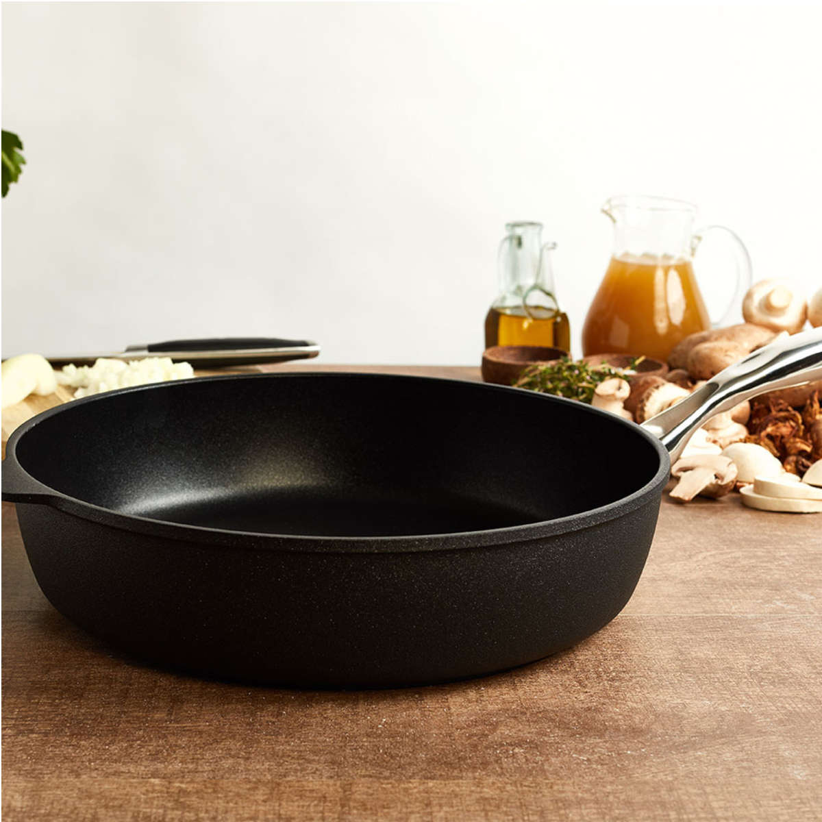 Swiss Diamond XD Classic Induction Saute Pan With Lid 32cm | Minimax